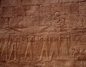 Antigüedad egipcia: relieve del templo de Karnak, Luxor, Egipto