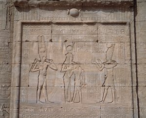 Antigüedad egipcia: vista de los bajorrelieves del templo de la diosa Hathor en Denderah