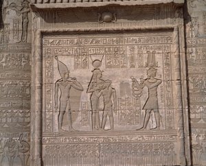 Antigüedad egipcia: vista de los bajorrelieves del templo de la diosa Hathor en Dendera de Egyptian Egyptian
