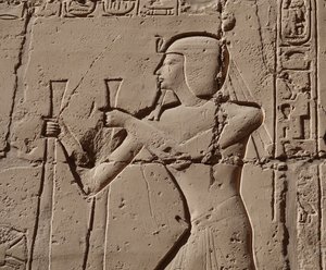 Faraón con una cobra, templo de Luxor (relieve) de Egyptian Egyptian