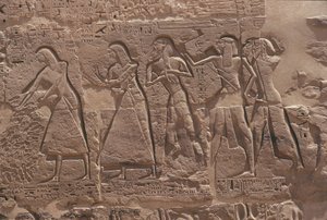 Relieve de escriba y cautivo en el templo fortificado de Ramsés III en Medinet Habu