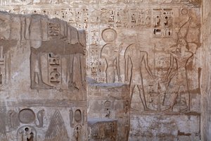 Gobernante del Alto Egipto haciendo una ofrenda a Ra y Knoum, Templo de Horus, Edfu. de Egyptian Egyptian