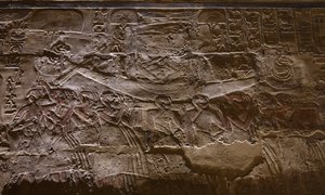 Esclavos transportando una barca, Templo de Luxor (relieve)