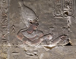 El faraón llevando el Hedjet, Templo de Horus en Edfu de Egyptian Egyptian