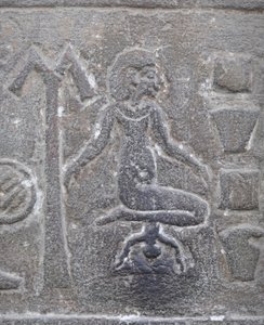 Mujer dando a luz, templo de Kom Ombo (relieve)