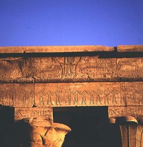 Arquitrabe, del Templo de Horus