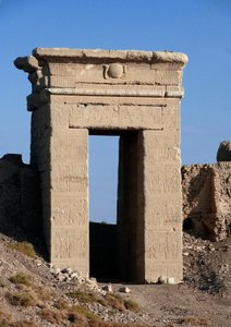 Antigüedad egipcia: vista del arco de la puerta norte, Templo de Hathor, Dendera, Egipto