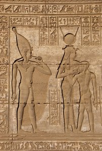 Antigüedad egipcia: mammisi romano conmemorando el nacimiento de Ihy, hijo de Hathor - Detalle de relieves y jeroglíficos: la diosa Isis - Hathor amamantando a su hijo Ihi (Ihy) y detrás de ella otra imagen de Ihi con un dedo en la boca indicando que es un de Egyptian Ptolemaic Period