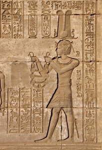 Antigüedad egipcia: mammisi romano conmemorando el nacimiento de Ihy, hijo de Isis - Detalle de relieves e inscripciones jeroglíficas: Emperador Trajano llevando ofrendas a la diosa Hathor - Templo de Hathor, Denderah, Egipto