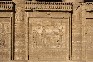 Antigüedad egipcia: mammisi romano que conmemora el nacimiento de Ihy, hijo de Isis. Templo de Hathor, Dendera, Egipto