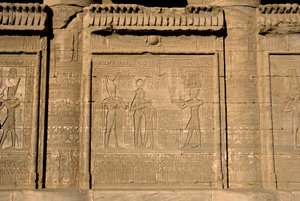 Antigüedad egipcia: mammisi romano conmemorando el nacimiento de Ihy, hijo de Isis. Templo de Hathor, Dendera, Egipto