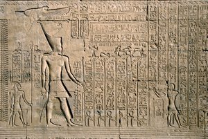 Antigüedad egipcia: relieve externo con jeroglíficos. Templo de Hathor, Dendera, Egipto de Egyptian Ptolemaic Period