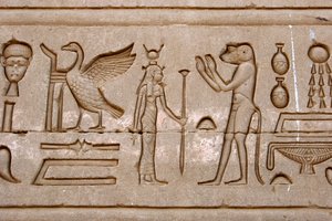 Antigüedad egipcia: jeroglíficos en la pared oriental del Templo de Hathor, Dendera, Egipto de Egyptian Ptolemaic Period