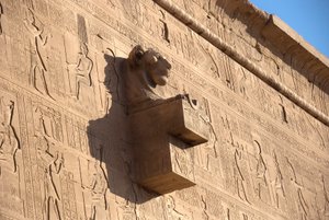 Antigüedad egipcia: gárgola con cabeza de león, templo de Hathor, Denderah, Egipto de Egyptian Ptolemaic Period