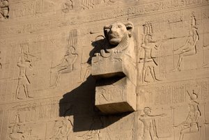 Antigüedad egipcia: gárgola con cabeza de león, templo de Hathor, Denderah, Egipto de Egyptian Ptolemaic Period