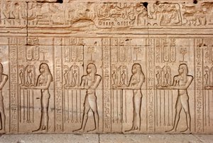 Antigüedad egipcia: ofrendas y tributos presentados a la diosa, Templo de Hathor, Dendera, Egipto