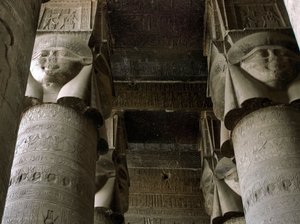 Antigüedad egipcia: vista parcial de la sala hipóstila con columnas decoradas con la representación de la diosa Hathor. Templo de Hathor, Denderah, Egipto