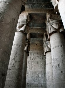 Antigüedad egipcia: vista parcial de la sala hipóstila con columnas decoradas con la representación de la diosa Hathor. Templo de Hathor, Denderah, Egipto