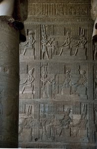 Antigüedad egipcia: relieves dentro de la sala hipóstila del templo dedicado a Hathor, Denderah, Egipto de Egyptian Ptolemaic Period