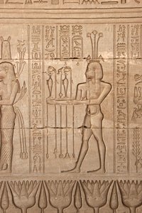 Antigüedad egipcia: representación de un hombre llevando ofrendas como homenaje a la diosa, Templo de Hathor, Dendera, Egipto de Egyptian Ptolemaic Period