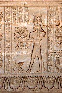 Antigüedad egipcia: representación de un hombre llevando ofrendas a la diosa, Templo de Hathor, Dendera, Egipto