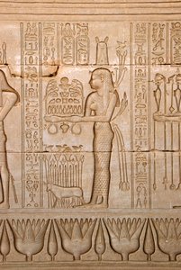 Antigüedad egipcia: representación de una mujer llevando ofrendas a la diosa Hathor, Templo de Hathor, Denderah, Egipto