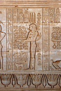 Antigüedad egipcia: representación de una joven llevando ofrendas como homenaje a la diosa, Templo de Hathor, Denderah, Egipto