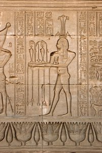 Antigüedad egipcia: representación del dios del Nilo, Hapy, y jeroglíficos, Templo de Hathor, Denderah, Egipto de Egyptian Ptolemaic Period