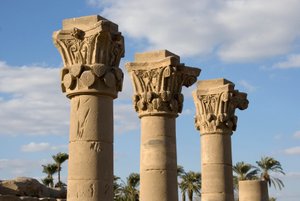 Antigüedad egipcia: vista de las columnas del quiosco frente a la entrada del templo dedicado a la diosa Hathor. 81-117 d.C. Denderah, Egipto de Egyptian Ptolemaic Period