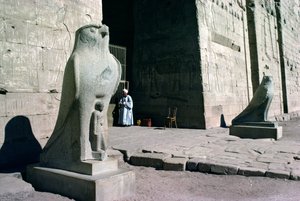 Entrada al Templo de Horus