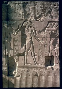 Relieve que representa a Khnum, del muro de pantalla del Templo de Khnum