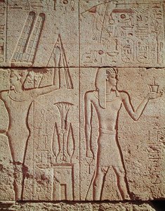 Relieve que representa a Felipe Arrideo sosteniendo un incensario ante Amón con el dios Min a la izquierda, del Santuario de Felipe Arrideo, Dinastía Macedónica de Egyptian Ptolemaic Period