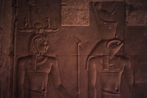 Relieve que representa a Ptolomeo XII (c.112-51 a.C.) y Horus de Egyptian Ptolemaic Period