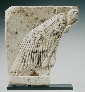 Relieve que representa un buitre de Egyptian Ptolemaic Period