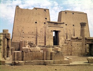 Vista del primer pilón del Templo de Horus de Egyptian Ptolemaic Period