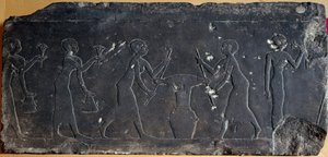 Antigüedad egipcia: placa de piedra caliza decorada en bajorrelieve que representa el prensado de flores de loto, siglos VIII-VII a.C. (relieve) de Egyptian School
