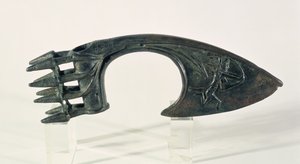 Hoja de hacha que representa a un arquero, posiblemente de Lorestan, Irán, finales del segundo o principios del primer milenio a.C. (bronce) de Elamite