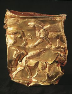 Copa decorada con toro alado y monstruos con cabezas de águila, de Marlik, Irán