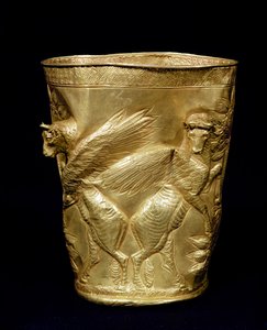 Copa decorada con toros alados flanqueando un árbol, de Marlik, Irán, c. siglo XII-XI a.C.