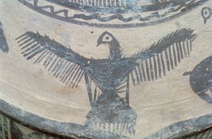 Ave de presa con alas abiertas, de la cara superior de un gran recipiente, cerámica de Fasa, c.2000 a.C. (detalle)