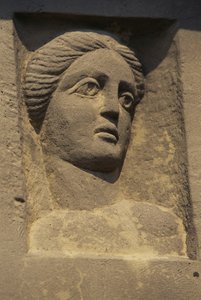 Relieve que representa a Venus, Wochengoetterstein, detalle de la Columna de Júpiter (réplica), Hausen an der Zaber, Brackenheim, Baden-Wurtemberg, Alemania, civilización romana, siglo II-III d.C. de Nicolas d