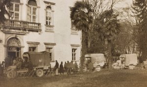 Álbum de la Primera Guerra Mundial en Friuli-Venecia Julia: llegada de la ambulancia con los heridos en Villa Brazzà, hogar del Hospital de guerra en Soleschiano Manzano, 25/11/1915 de Elena Bianconcini