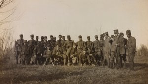 Álbum de la Primera Guerra Mundial en Friuli-Venecia Julia: retrato grupal de los soldados de la Infantería 112.mo con dos ametralladoras cerca del Río Torre de Elena Bianconcini