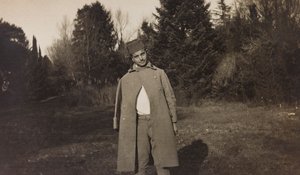 Álbum de la Primera Guerra Mundial en Friuli-Venecia Julia: retrato de un cadete prisionero austriaco en Villa Brazzà, hogar del Hospital de guerra en Soleschiano Manzano (foto en b/n) de Elena Bianconcini