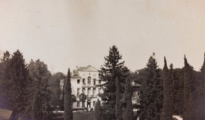 Álbum de la Primera Guerra Mundial en Friuli-Venecia Julia: vista de Villa Brazzà, hogar del Hospital de guerra en Soleschiano Manzano, foto tomada desde la torre de la iglesia, 01-04/1916 (foto en b/n) de Elena Bianconcini