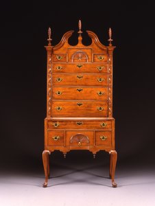 Familia Hawley-Clarke-Lyman, cómoda alta tallada estilo Reina Ana, área de Hadley o Springfield, Massachusetts, c.1750-70 (madera de cerezo) de Eliakim (school of) Smith