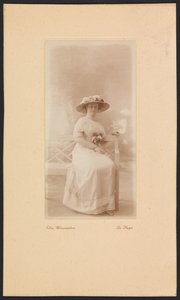 Retrato de la Sra. M.C. Lucassen-Van Idsinga con sombrero y vestido sentada en un sofá de Else Weissenborn
