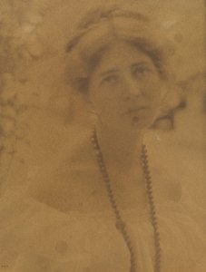 Retrato de Julia Hall McCune 1882-1971, c. 1898