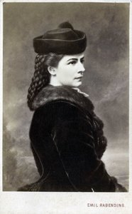 Retrato de Elisabeth de Wittelsbach (1837-1898) (Sissi), Emperatriz de Austria (1854-1898) y Reina de Hungría (1867-1898), nacida Duquesa en Baviera. Fotografía en el taller de Emil Rabending (1823-1886).
