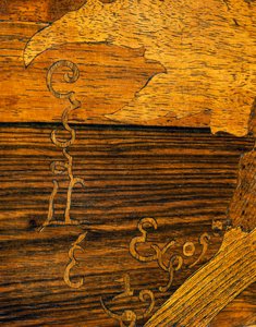 Mesa de café estilo Art Nouveau, por Emile Galle (1846-1904), detalle con la firma de Galle, Francia, siglo XX de Emile Galle